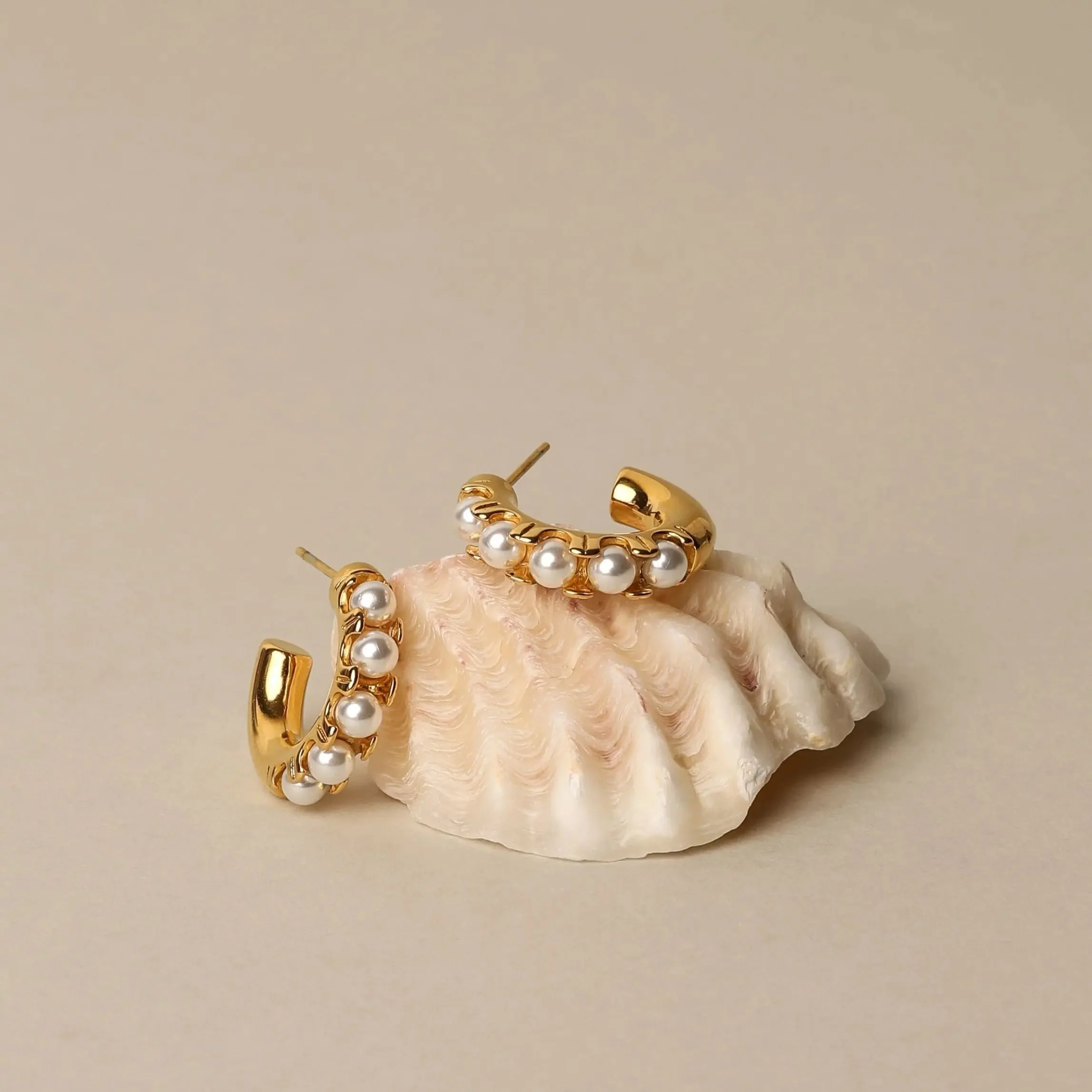 Mini Perlen-Huggie-Earrings - Image 10