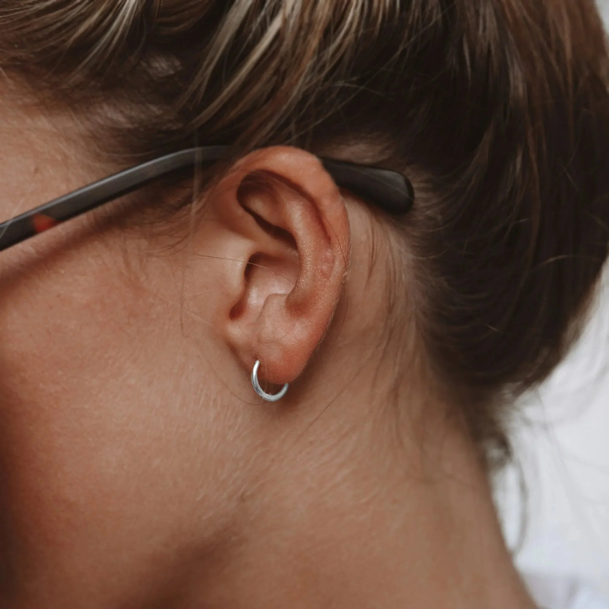 Kleine Huggie-Hoop-Earrings - Image 2